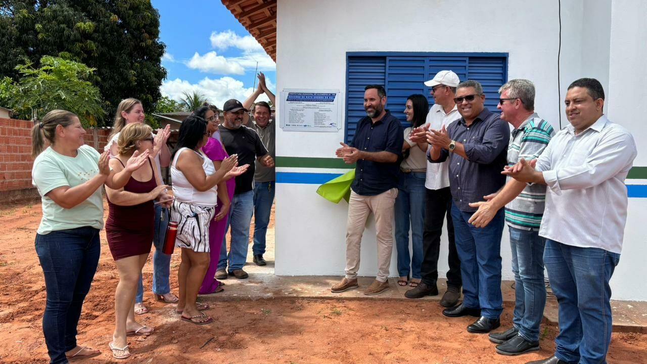 Imagem de compartilhamento para o artigo Entrega de casas transforma sonho em endereço certo para duas famílias em Alcinópolis da MS Todo dia